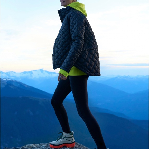 NWT Athleta Whisper Featherless Puffer Jacket Black Sizes Small and Medium - Picture 5 of 7